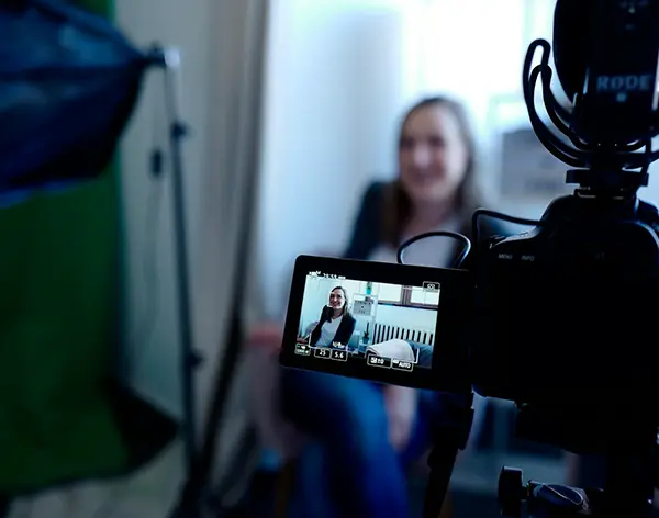 Kobieta udziela wywiadu